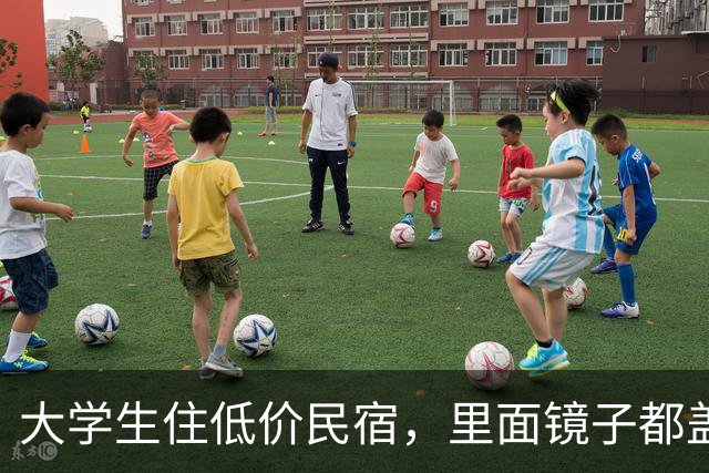 大学生住低价民宿，里面镜子都盖着黑布，看清镜中景象他傻眼