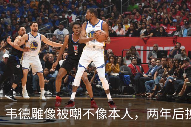 韦德雕像被嘲不像本人，两年后换了个新头